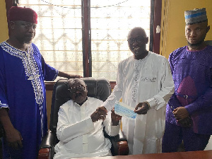 Sheikh IC Quaye presenting a cheque