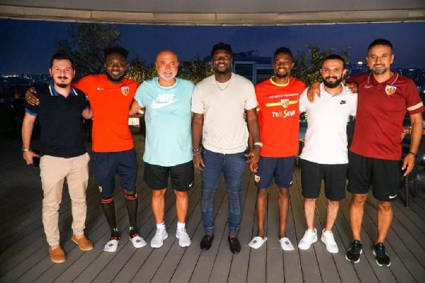 Gyan visited the players and management team of Kayserispor before their game against Basaksehir