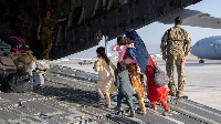 Wani iyali ayayin da suke hawan jirgin sama a Kabul