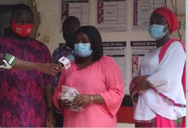 Dr Sa-ad Iddrisu (middle) addressing the media after the donation