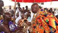 Torgbui Sri III shaking Otumfuo Osei Tutu II