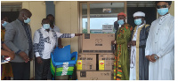 Chief Mallam Zaaki making the donation