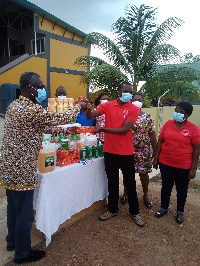 Alexander Nketia presenting the items to the workers