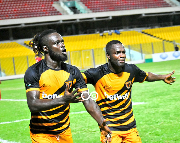 Ashantigold striker, Hans Kwofie(L)