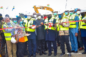 Dr Bawumia cutting the ribbon to open the project