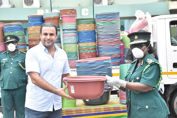 The donations took place at various times at the forecourt of the National Headquarters of the GIS