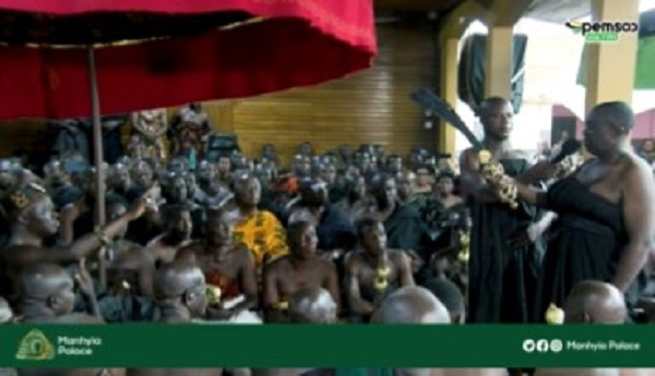 The new Nsutamanehen (with a sword) pledging allegeiance to the Asantehene (sitted with hand raised)