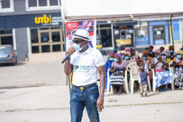 Counselor Lutterodt speaking to the head porters