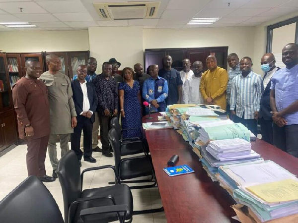 The bondholders in a group photo with some MPs