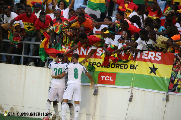 Partey celebrates his goal with teammates