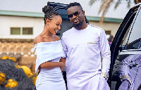 Akuapem Poloo in a photo with Sarkodie