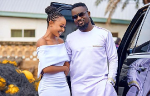 Akuapem Poloo in a photo with Sarkodie