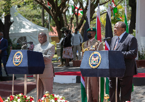 President Uhuru Kenyatta (right) at a joint press briefing with visiting Burundian president