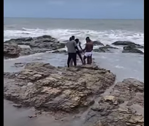 The five at the sea praying before taking their bath