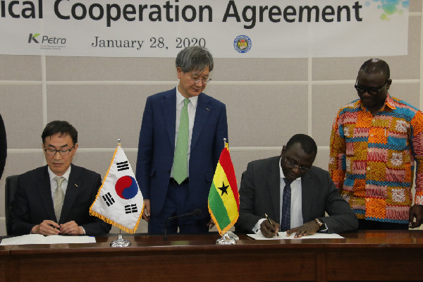 Deputy Minister of Energy Dr. Mohammed Amin Adam(R)  signing NPA agreement with K - Petrol