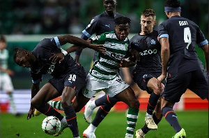 Sporting Lisbon winger, Fatawu Issahaku crowded by Marseille players