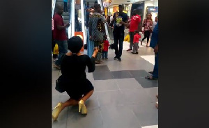 Lady breaks down in tears as her boyfriend rejects proposal