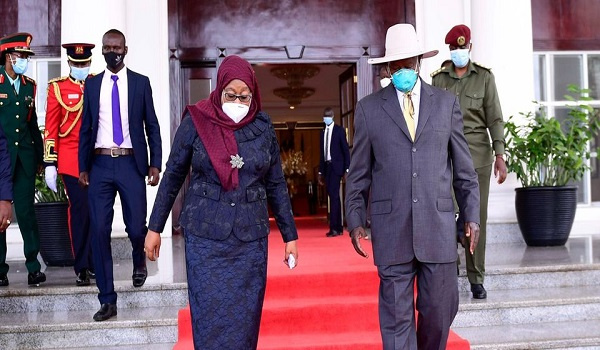 Presidents Samia Suluhu Hassan (Tanzania) and Yoweri Museveni (Uganda)