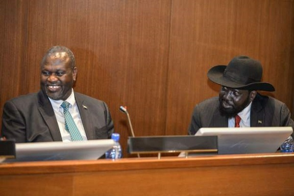 Previous talks between President Salva Kiir (R) and his rival Riek Machar have failed