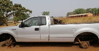 The youth deflated tyres of the pickup Ford vehicle