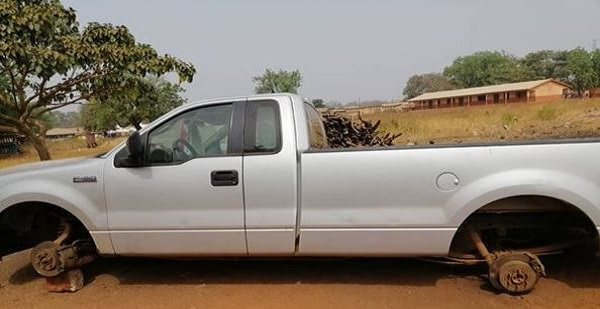 The youth deflated tyres of the pickup Ford vehicle