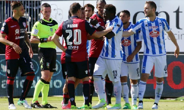 Sulley Muntari confronts the referee during Pescara's defeat at Cagliari