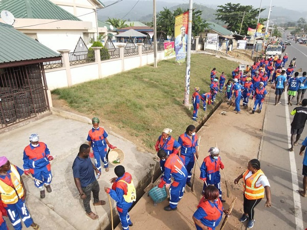 Members of the OEF joined hands with workers of Zoomlion to desilt gutters