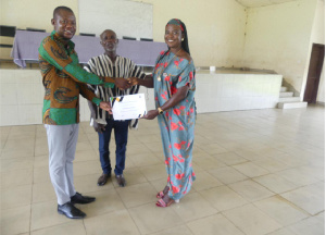 Augustina Nieweso receiving her scholarship