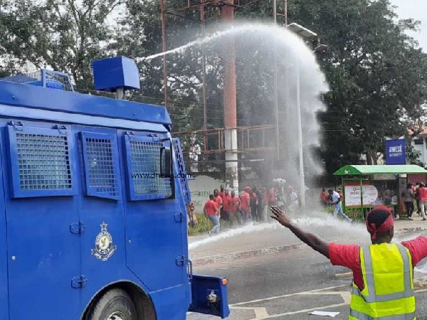 Canon from the police splashes hot water on the protesting students