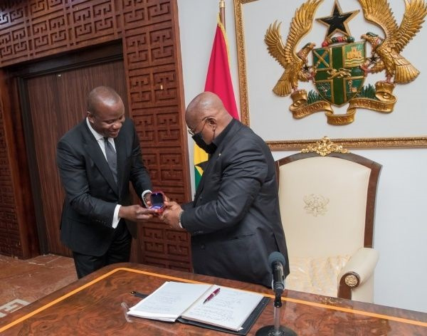 Akufo Addo receives the Otumfuo Commemorative Gold Coin