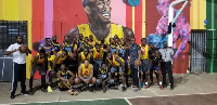 The players took a group photo before the game in front of Kobe's art