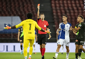 Lawrence Ati Zigi (yellow shirt) received a red cad in St Gallen's game against FC Zurich. 