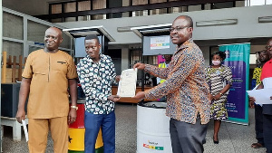 Richard Kwarteng receiving the certificate from the GSA