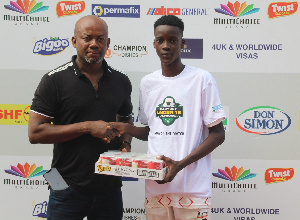 Denzel Gyan receiving his award as Man of the Match