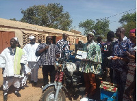 DCE of Bongo, Peter Ayamga Ayimbisa presents prizes to the 2018 Bongo District Best Farmer