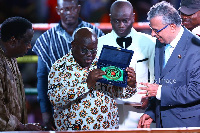 Nana Akufo Addo shows his special boxing award to the spectators