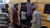 Pipo as dem dey struggle enter bus