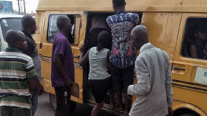 Pipo as dem dey struggle enter bus