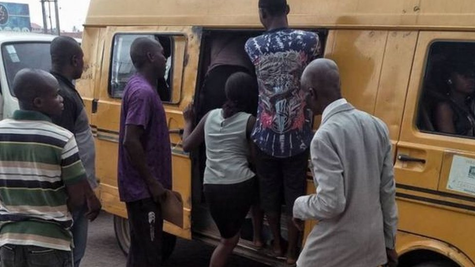 Pipo as dem dey struggle enter bus