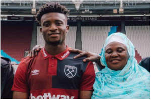 Mohammed Kudus with his mother