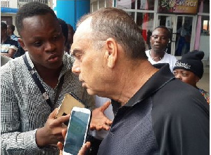 Journalist interviews Avram Grant.