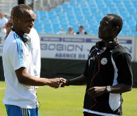 Emmanuel Agyemang-Badu and Andre Ayew shaking hands