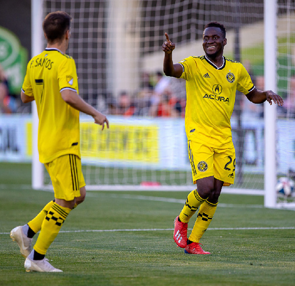 Ghana forward David Accam(R)