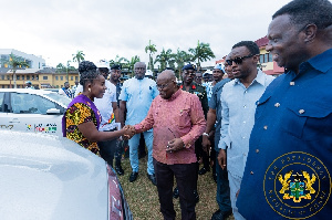 Akufo-Addo presenting a prize to a teacher