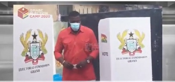 John Dumelo casting his vote