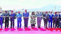 President Samia and her Kenyan counterpart Uhuru Kenyatta cut the tape to open the 42.4 Arusha bypas