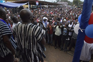 Dr. Mahamudu Bawumia addressing Odoben residents