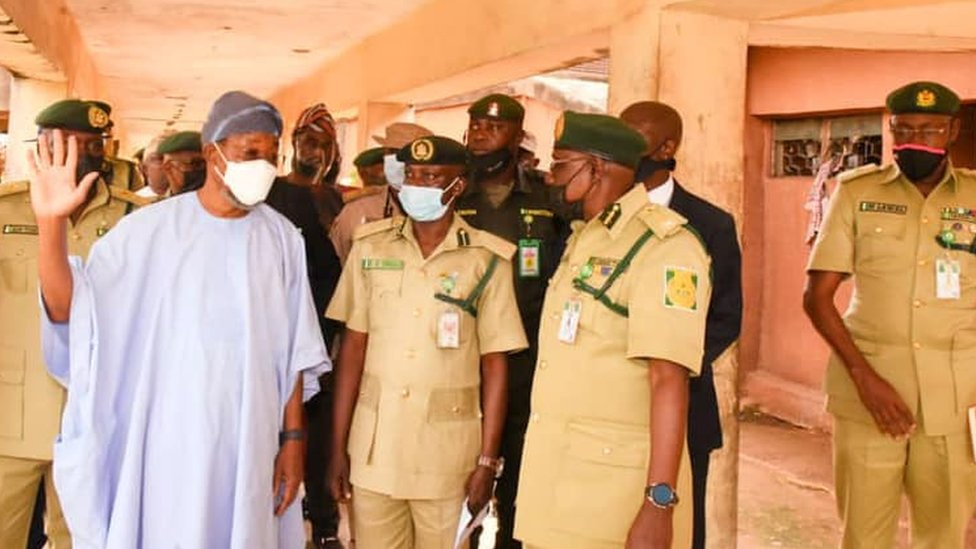 Nigeria Interior Minister (in ahite) wit some senior prison officers