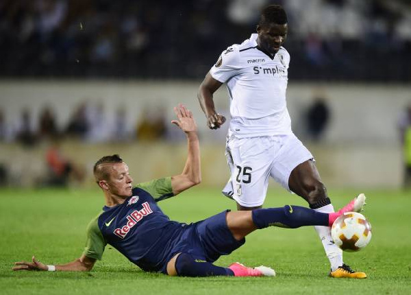 Vitoria Guimaraes's Alhassan Wakaso [right]