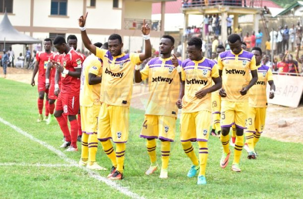 Medeama SC and Asante Kotoko players